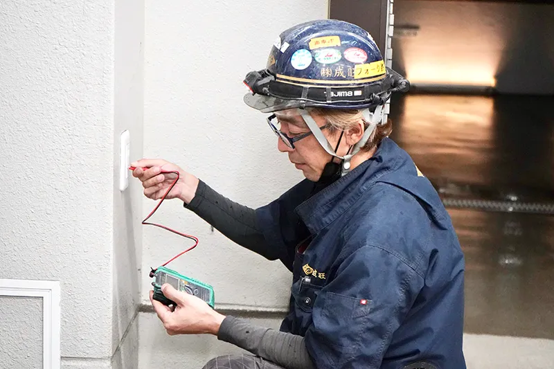 業務を行っている男性の画像です